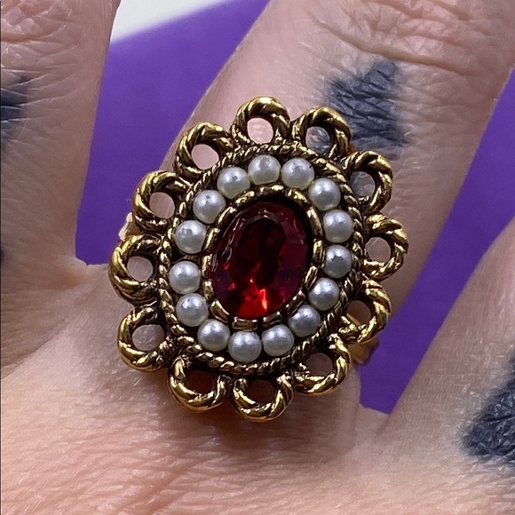 💛 Elegant Sarah Coventry Gold Plated Red Gemstone Ring - Picture 4 of 6